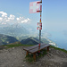 Finally on the Top: der Niesen hat weder Hut noch Kragen, also können wir es wagen...Unter der Fahne wartet schon die Greberegg