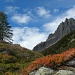 herrliche Herbstfarben mit Salbitschijen im Hintergrund
