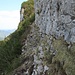 Unter der Felswand quert der Steig in nordöstlicher Richtung.