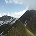 Blick vom Turm zum NE-Gipfel, rechts die Pfadspuren Richtung Bira, links von deren Gipfel der tiefe Einschnitt im Winteregg SW-Grat, in der linken Bildhälfte über dem Hintisberg Oberläger die Indri Sägissa