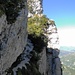 Aufstieg zum Sasso Grande: Im kleinen Sattel oberhalb des Passo Streccione. Der Wegverlauf unterhalb der Felswand ist deutlich erkennbar