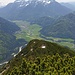 Rückblick über den Aufstiegsrücken mit Waidring und den Loferer Steinbergen im Hintergrund.