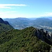 Sasso Grande: Monte Boglia (links) und Lugano mit Vororten (rechts)
