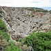 A sinistra delle rovine del villaggio invece, ecco l’impressionante scavo a cielo aperto per la «coltivazione» del grande ammasso calaminare (carbonato di zinco) di Planu Sartu.