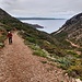 Salendo, la pendenza aumenta e la vegetazione si dirada, permettendo di allargare i panorami.
