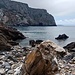 Eccoci all’insenatura di Canal Grande, un posto dalla bellezza selvaggia che «strega» il camminatore. Qui si possono osservare le immense strutture stratificate delle arenarie e delle dolomie del cambrico sardo, le rocce più antiche d’Italia che risalgono a 550 milioni di anni fa, nelle quali si possono trovare i resti fossili dei trilobiti, i primi esseri viventi apparsi sul nostro pianeta.