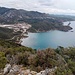 Il bel sentiero sale con moderata pendenza e, compiendo un lungo traverso, si porta sopra le falesie dov’è situata Porto Flavia, permettendo una bella vista su tutta la costa ed in particolare sul dismesso Centro Minerario di Masua, sulla relativa spiaggia e su Nebida. Nel cerchietto giallo si trova il luogo dov’è situato  l’Ostello del Centro Scout di Masua, dove abbiamo dormito.
