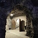 ingresso nella roccia che porta alla sorgente termale