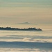Wie ein Wal scheint der Gurten (858 m / 13 km) im Nebelmeer zu treiben. Dahinter ragt die Dent du Vaulion (1483 m / 100 km) auf, mit einer sehr eigenartigen Bergspitze (siehe auch nächstes Bild).