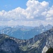 Blick zum Säuling rechts und den Tannheimer Bergen (daneben) und in die Allgäuer Alpen mit dem Hochvogel, der es länger ausgehalten hat als das Fluchthorn 