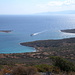 An einem kleinen Strand im Osten der Insel (gegenüber der Insel Kolokithia) legen die Ausflugsboote von Agios Nikolaos und Elounda an. Eine halbe Stunde später lagen hier 4 grosse Boote und der Strand war schwarz von Menschen...