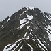 Am Schwarzhorn liegt noch genug Schnee, besonders die Wächte am Gipfel