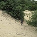 Arrivati in località «S’Arroja de is Barraccas» si incontrano le prime dune di sabbia finissima, sulle quali è abbastanza difficile progredire, soprattutto in salita. Qui abbiamo trovato, oltre alle segnalazioni del nostro Cammino, anche altri cartelli indicanti sentieri per visitare mete della zona.