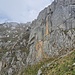 Vom Grat in die Südflanke und zur Schlüsselstelle: einigermassen ausgesetzte Querung unter dem gelben Felsen und anschliessend Kletterei bis man wieder in flacheres Gelände gelangt.