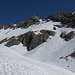 Gegenüber die Felsinsel, darüber der Schneerücken und die Schneezunge hinauf zum Grat am östlichen Gipfelaufbau.