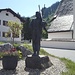 Statue des verwandten Skipioniers Hannes Schneider
