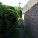 Kravaře, Gasse an der alten Friedhofsmauer