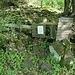 Mečový kámen (Schwertstein), umgefallene Erklärungstafel