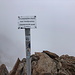 Pik Chimbulachka (Пик Чимбулачка) - Den Gipfel ziert ein Schild mit drei Namensvarianten. Es gibt noch zahlreiche andere Versionen.