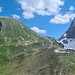 Der grüne Tschachaun (Ersteigung etwa auf der rechten Kante) mit der Anhalter Hütte bildet einen krassen Kontrast zur grauen Nordwand von Maldongrat und Gabelspitze
