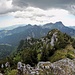 der gesamte Grat von fast ganz oben (von links bewaldeter Gratkopf, Schwarzwand oberhalb, großer Latschengratkopf)