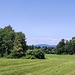 Kurz nach Verlassen des Waldes haben wir einen ersten Weitblick zum zu letzt besuchten Gut Lichtenau.