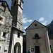 Ankunft auf dem Dorfplatz von Corippo: Christoph bestaunt den Turm der Chiesa di Santa Maria del Carmine