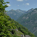Im Aufstieg nach Orzino: Blick hinüber nach Costa, am Horizont von rechts Pizzo d'Eus, Cima Lunga, Cima di Bri, Matarello und Tör