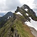 Man gelangt an einen Punkt der den schnöden Namen Pt.1990m trägt und laut Hikr 1989 m hoch liegt.