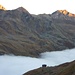 Nebel unterhalb der Turtmannhütte, die ersten Gipfel werden bereits von der Sonne angestrahlt