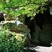 Felsenhaus skalní byt Barušky<br />Angeblich wurden hier in der Mitte des 19. Jh. eine Burgbesitzerwitwe von der nahen Burg Kost und eine halbblinde Dienstfrau einquartiert.