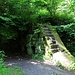 Rest einer teilweise in den Felsen gehauenen Wassermühle