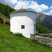 Cappella circolare all'Alpe Cima.