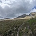 La parte alta della Valle Pesciadello con i numerosi valloncelli superati e il Pizzo Piodella in fondo a sinistra