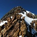 Da nach dem roten Aufschwung nehmen die schwierigkeiten schnell ab und über Blöcke erreicht man den Gipfel vom Sustenhorn 3503m.