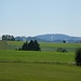 Nach dem Anstieg verlasse ich bei einem Gehöft den Wald und habe kurz danach bereits eine schöne Sicht zum Oberfrauenwald.