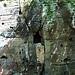 Felswand mit Höhle
