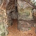 Felsspalte mit Mineralgewinnung