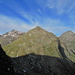 Wieder auf dem Grat, etwa bei Punkt 2572 müM. Blick nach WSW, hinten die beiden am Vortag bestiegenen Gipfel Fanellhorn (rechts) und Chilchalphorn (links). Wenglispitz in der Mitte wäre von dieser Seite (Wenglilücke) auch gut machbar.
