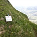 ...wo man auf ein kleines Schild stößt, dass vor der heiklen Querung zur Luterschwändiegg warnt und auf einen neuen Übergang 50 Meter weiter oben verweist.