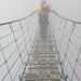 das Brückenerlebnis hoch über dem Abgrund wirkt wegen dem dichten Nebel nicht so eindrücklich wie's anscheinend sein sollte