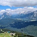Blick zurück über das vermiedene Skigebiet, hinten die Hohe Munde halblinks und das Wettersteingebirge rechts