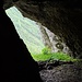 Ausblick aus einer kleinen Höhle am Wegrand, auf der OSM ist sie eingezeichnet 
