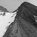 Tiefblick von P. 2684 hinunter zur Grossi Chrinne, wo sich eine 2er-Gruppe gerade bereit macht. Darüber der Schwarzhorn SW-Grat mit den Metallleitern rechts an den beiden unteren Steilstufen. Links vom Gipfel die Wart und der Wildgärst