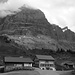 Ankunft auf der Grossen Scheidegg, darüber die eindrückliche Scheideggwetterhorn N-Wand, rechts davon der Hühnergutzpfeiler und das Chrinnenhorn