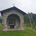 kleine Kapelle mit neben der hohen Seilschaukel (oberhalb Cimadera)