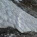Das Schneefeld habe ich einige Meter unterhalb des ursprünglichen Weges überquert. Dort war es nicht ganz so steil und schmäler, der Schnee hatte noch guten Tritt.