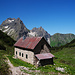 Die ehemalige Jagdhütte Sterzerhütte mit den Widdersteinen im Hintergrund