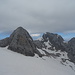 Von der Kante blickt man nun auf die eindrücklichen Gipfel Mitterspitz und Torstein