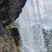 Hinter dem oberen Wasserfall
